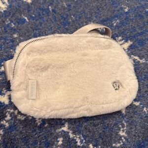 Everywhere Belt Bag
Plush Fleece
Bone silver